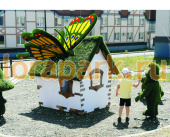 БАБОЧКА на сельском домике, топиарная фигура с крышей из живой травы 