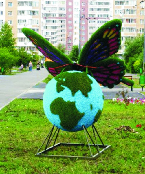 БАБОЧКА на голубом шаре, топиарная фигура из искусственной травы от производителя: завод городской уличной мебели Lora-Park