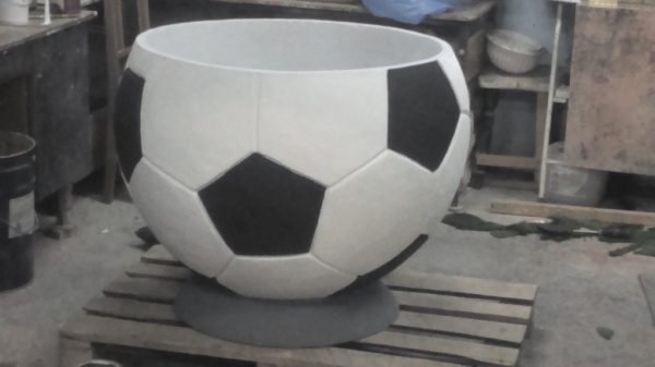 Футбольный МЯЧ, цветочница бетонная в виде декоративным мяча д.0,7м