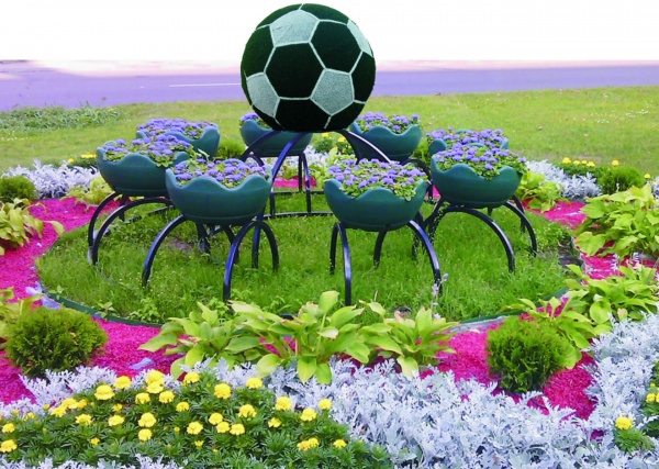 КРАБ 3 с Футбольным мячом из искусственного газона, топиарная фигура вертикального озеленения  от производителя: завод городской уличной мебели Lora-Park