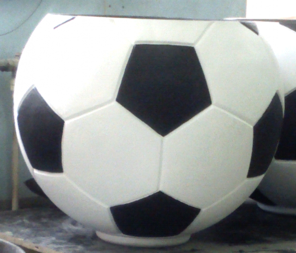 Футбольный МЯЧ, цветочница бетонная в виде декоративного мяча от производителя: завод городской уличной мебели Lora-Park