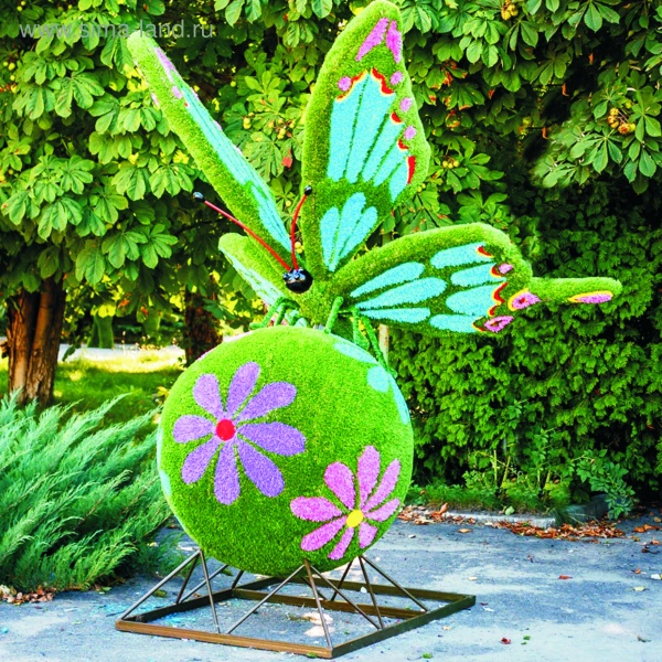 БАБОЧКА на зеленом шаре, топиарная фигура из искусственной травы от производителя: завод городской уличной мебели Lora-Park