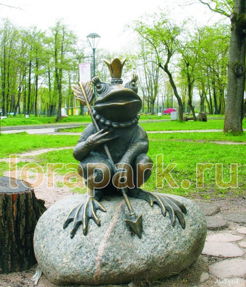 ЛЯГУШКА-ЦАРЕВНА на камне, скульптура из бетона от производителя: завод городской уличной мебели Lora-Park